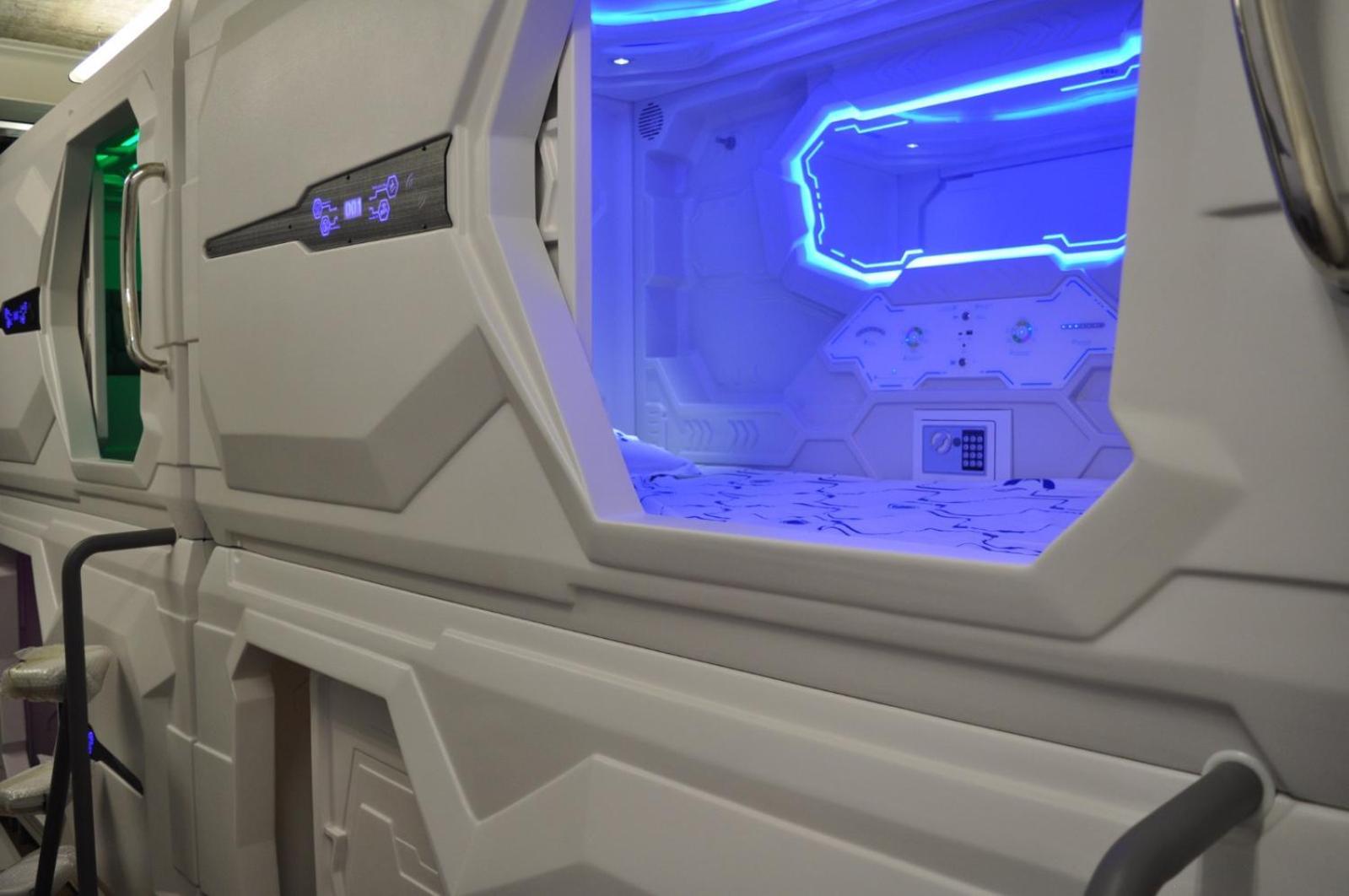 Cosmos Capsule Coworking Hotel de capsule *