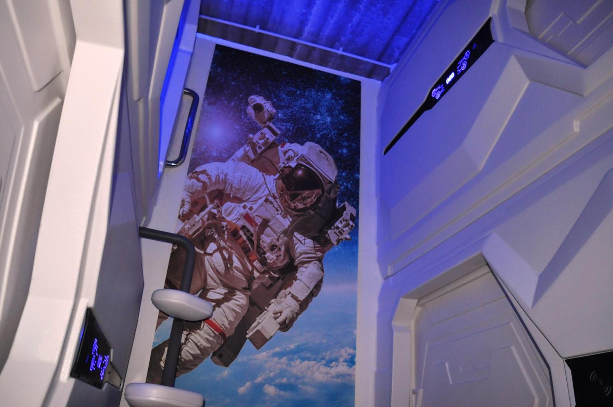 Kapselhotel Cosmos Capsule Coworking